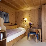 Szálloda Chesa Grischuna 4*