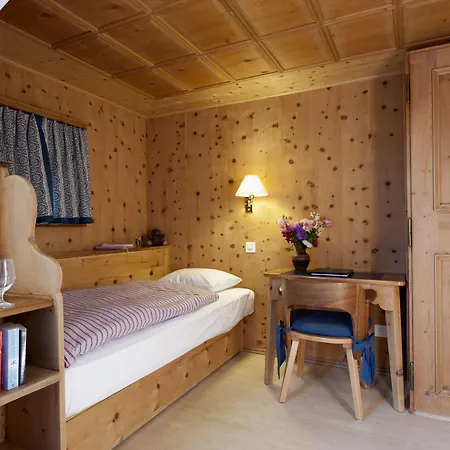 ホテル Chesa Grischuna 4*